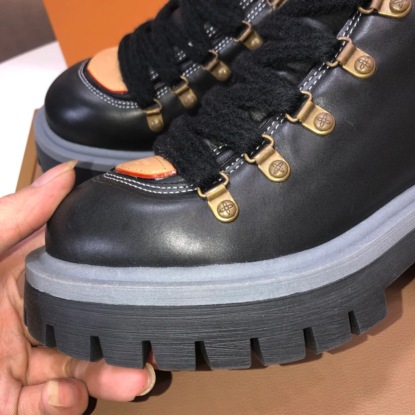 Men's shoes 💰660💰 LV Louis Vuitton 2025 autumn and winter new couple's new style, the original version is developed one to one, retro fashion, handsome and cool mountaineering derby shoes are out of stock 👍 💎 Material: imported first-layer cowhide 💎 Lining: imported lambskin 💎 Outsole: original molded TR non-slip sole 💎 Bottom height: 3.5cm 💎 Shoe size: 35-45 for both men and women